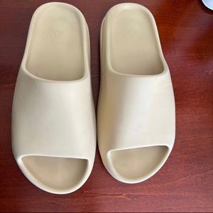 YEEZY SLIDES ‘DESERT SAND’